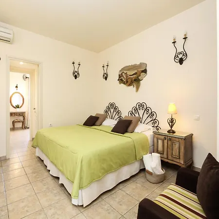 Isabella Naousa (Paros)