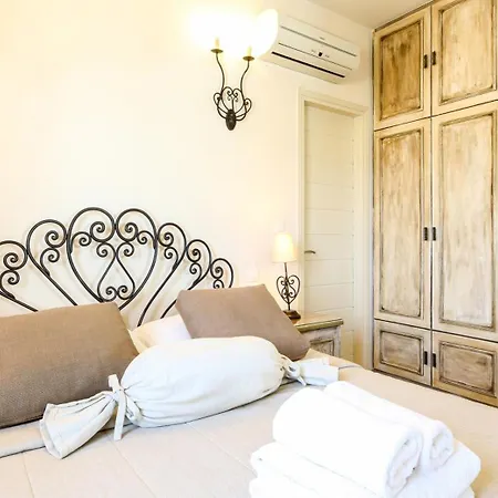 Isabella * Naousa (Paros)