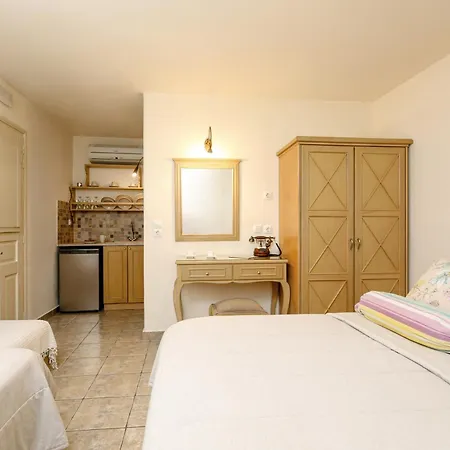 Isabella * Naousa (Paros)