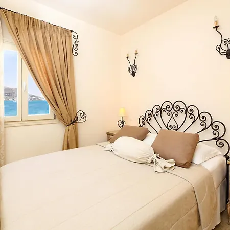 Isabella * Naousa (Paros)